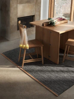 Design House Stockholm Björk Vloerkleed Groot Donker Grijs -Globen Meubilair Winkel 14207 02 4 EnvironmentImage d167f3c185