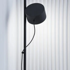 Muuto Post Magnetische Snoerbevestiging Voor Vloerlamp -Globen Meubilair Winkel 43381 01 03 3b2631bb45