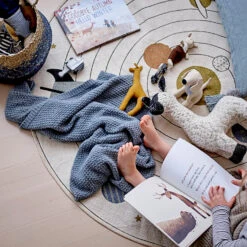 Bloomingville Kindervloerkleed Ruimte Ø130 Cm 5 Bloomingville Kindervloerkleed Ruimte Ø130 Cm -Globen Meubilair Winkel 45579 01 02 ad8afab197