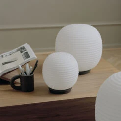 New Works Lantern Globe Tafellamp Medium 9 New Works Lantern Globe Tafellamp Medium -Globen Meubilair Winkel 501543 01 4 EnvironmentImage 59b81c23bb