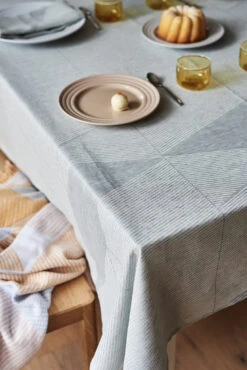 Geometric Tafelkleed 147x250 Cm -Globen Meubilair Winkel 503111 01 20 EnvironmentImage 51dd7e9097