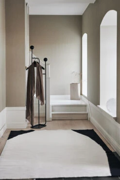 Flow Kelim Vloerkleed Wit-zwart -Globen Meubilair Winkel 504741 01 3 EnvironmentImage 4fcd263522