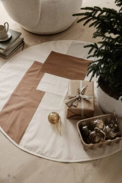 Ferm LIVING Tonal Kerstboomkleed Ø120 Cm -Globen Meubilair Winkel 505188 01 3 EnvironmentImage a02d4021b1