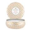 Voluspa Maison Blanc 3-wick Tin Geurkaars 40 Uur -Globen Meubilair Winkel 505879 01 1 ProductImageMain 99e83c982a