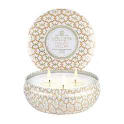 Voluspa Maison Blanc 3-wick Tin Geurkaars 40 Uur -Globen Meubilair Winkel 505879 01 2 ProductImageExtra c8d01b03b2