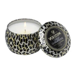 Voluspa Maison Noir Mini Tin Geurkaars 25 Uur 9 Voluspa Maison Noir Mini Tin Geurkaars 25 Uur -Globen Meubilair Winkel 505908 01 2 ProductImageExtra 70b313cbc6