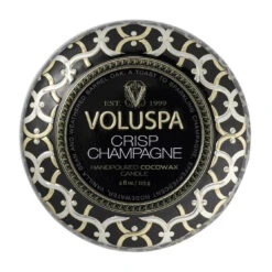Voluspa Maison Noir Mini Tin Geurkaars 25 Uur 10 Voluspa Maison Noir Mini Tin Geurkaars 25 Uur -Globen Meubilair Winkel 505908 01 3 ProductImageExtra eca73d748d