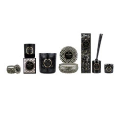 Voluspa Maison Noir Luxe Geurkaars 80 Uur 13 Voluspa Maison Noir Luxe Geurkaars 80 Uur -Globen Meubilair Winkel 509680 01 8 ProductImageExtra fc3edae50e