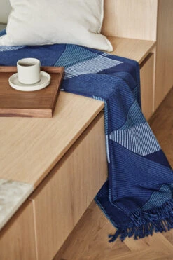 Metric Focus No. 3 Katoenen Plaid 130x185 Cm -Globen Meubilair Winkel 512906 01 5 EnvironmentImage 13de36a394