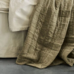 Magnhild Gewatteerd Bedsprei 160x280 Cm -Globen Meubilair Winkel 571974 01 11 EnvironmentImage f5a6a4e901