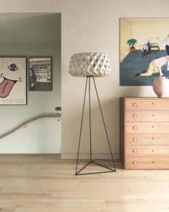 Pilke Signature Tripod Vloerlamp Ø60 Cm 6 Pilke Signature Tripod Vloerlamp Ø60 Cm -Globen Meubilair Winkel 581275 01 40 EnvironmentImage 2435b0961e