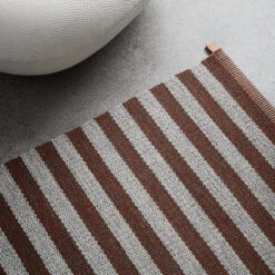 Narrow Stripe Icon Vloerkleed -Globen Meubilair Winkel Arkad narrow stripe icon red clay miljo 1 f99154af41