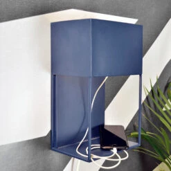 Globen Lighting Box Muurlamp -Globen Meubilair Winkel Box vagglampa morkbla miljo e6523be1d3