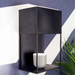 Globen Lighting Box Muurlamp -Globen Meubilair Winkel Box vagglampa svart miljo 3c6e147ff1