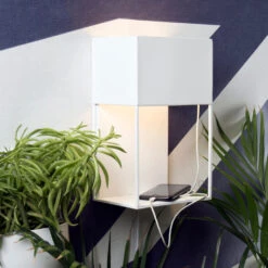 Globen Lighting Box Muurlamp -Globen Meubilair Winkel Box vagglampa vit miljo 2d672beacf