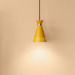 Warm Nordic Cone Hanglamp -Globen Meubilair Winkel Cone pendel honeyyellow miljo 3f96e2c92b