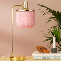 Warm Nordic Fringe Tafellamp -Globen Meubilair Winkel Fringe bordslampa pale pink miljo 4849bd6347