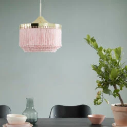 Warm Nordic Fringe Hanglamp -Globen Meubilair Winkel Fringe pendel pale rose miljo 587cd3822f