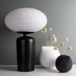 Globen Lighting Jackson Tafellamp 7 Globen Lighting Jackson Tafellamp -Globen Meubilair Winkel Jackson bordslampa vit svart miljo 952e6a1052